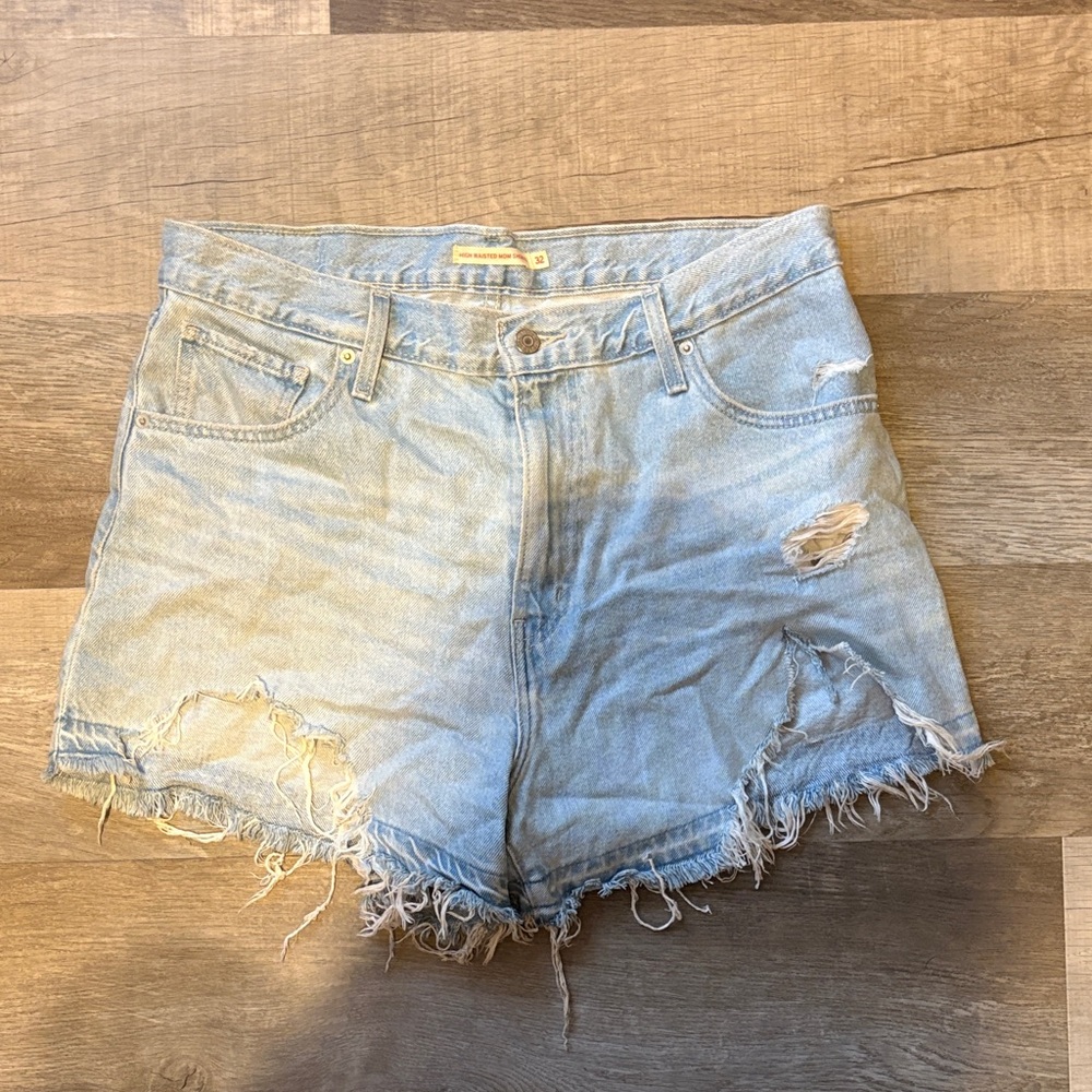 Levi’s high waisted mom short light wash
